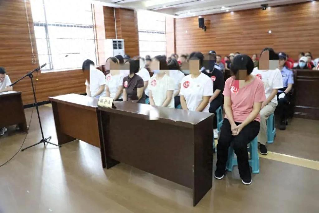 “大快人心！”四川乐山，一小学食堂里的11名普通员工，利用职务之便，将食堂里的优
