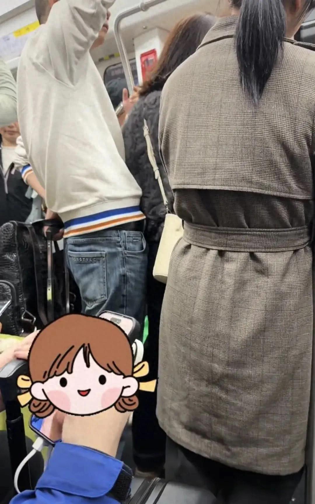 “色胆包天！”湖南长沙，一位女孩在地铁上遭遇咸猪手，当时被吓得大脑空白，连报警都