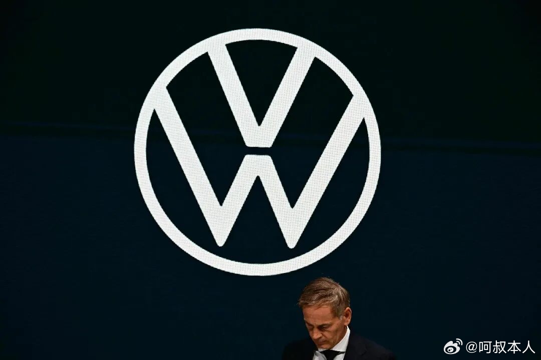 全球第二大车企是真扛不住了，2025年大众营业利润直接腰斩！同比大降53%，利润