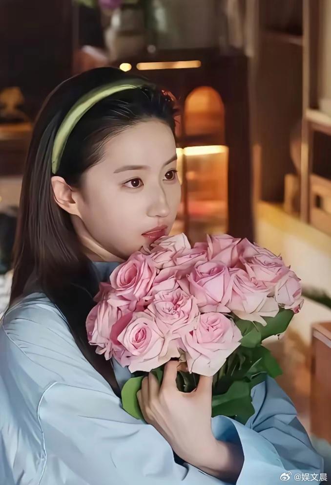 刘亦菲靓丽写真集：镜头下的“神仙姐姐”释放绝美魅力，每一帧都将她的惊艳容颜定格，