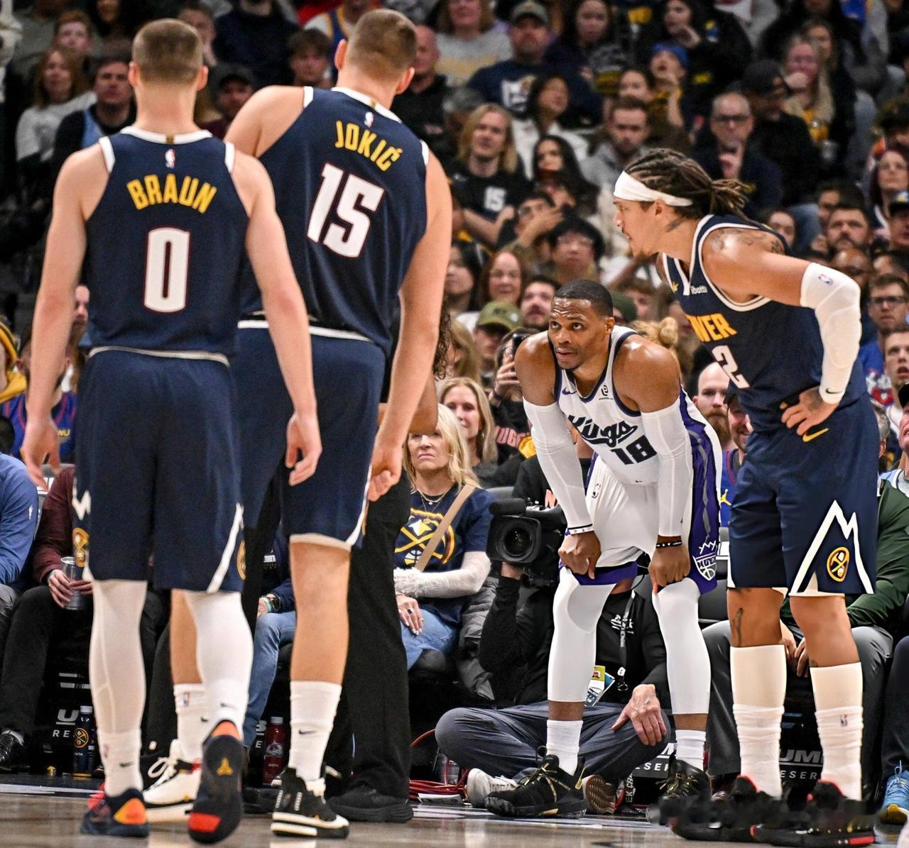 所谓不蒸馒头争口气，威少拿到全队最高得分
威少首次回到曾经的老东家掘金主场
打出