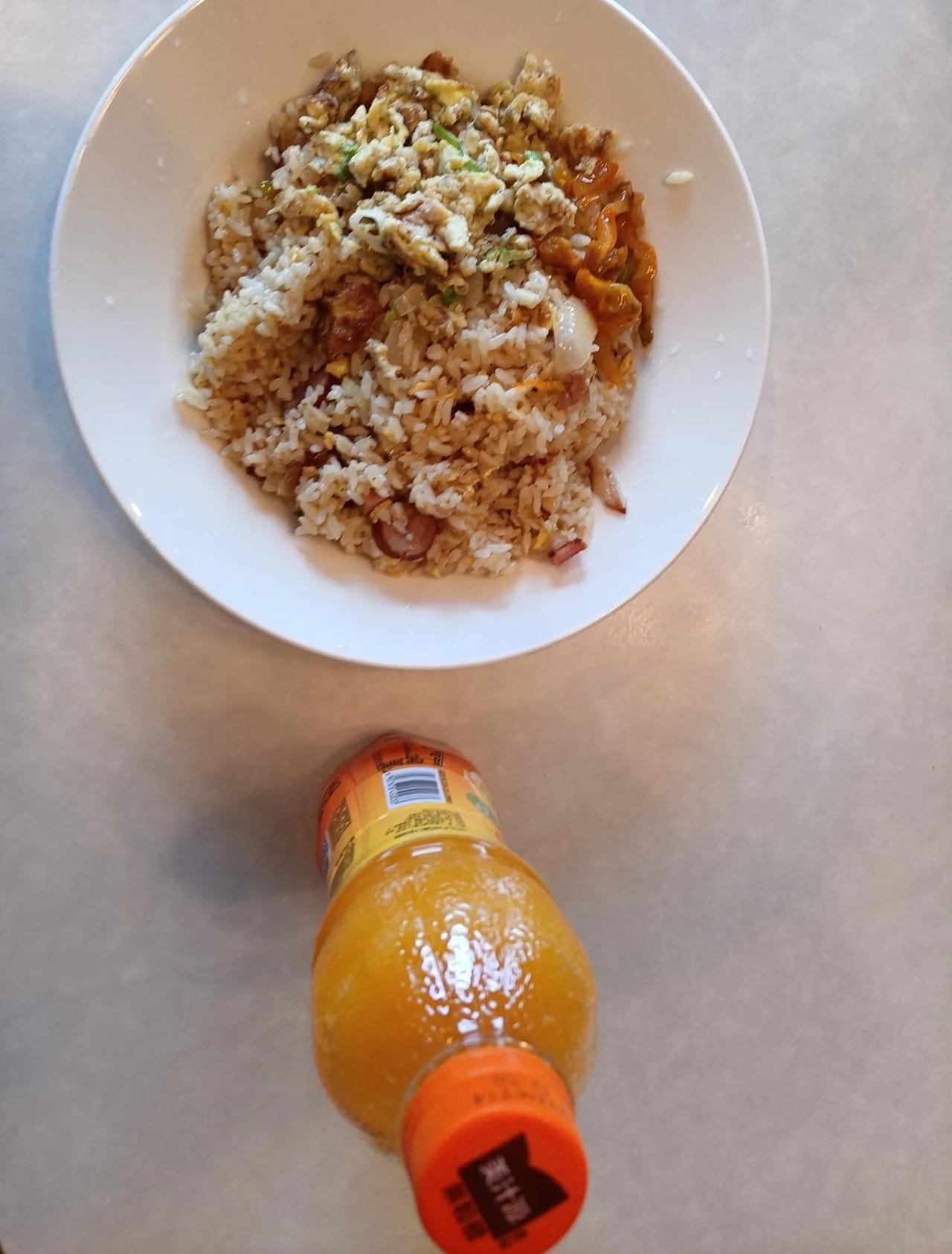 船上的早餐，每周都会有一次的是炒饭，雷打不动。不过虽然都是炒饭，大厨如果做的比较