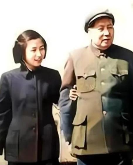 1968年深秋的中南海，毛主席在散步时撞见警卫战士向李讷行军礼，他停下脚步，等女