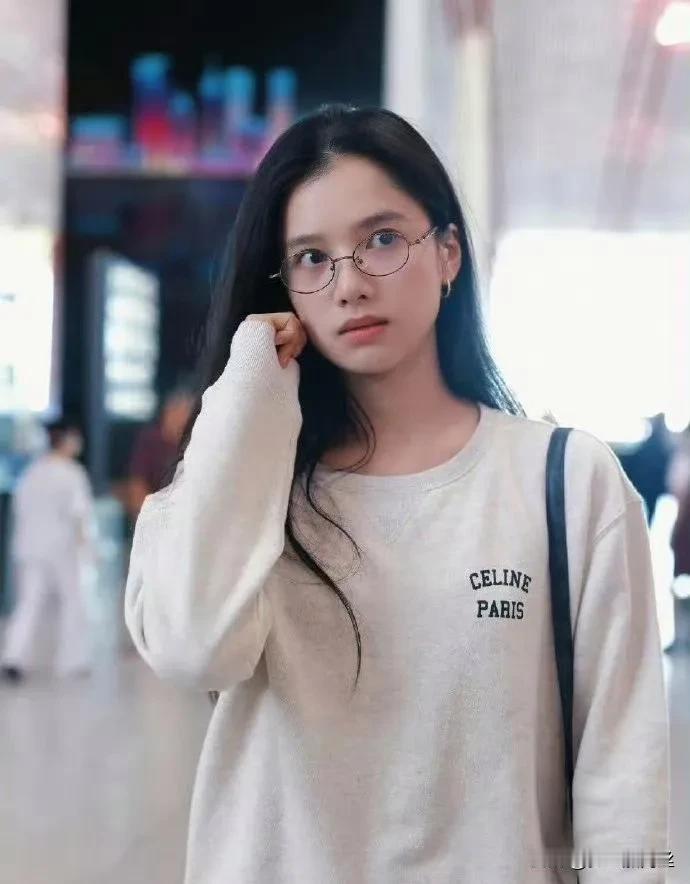 张婧怡的时尚风格总能引起大家的关注，她总能以简约又优雅的穿搭方式展现自己的独特魅