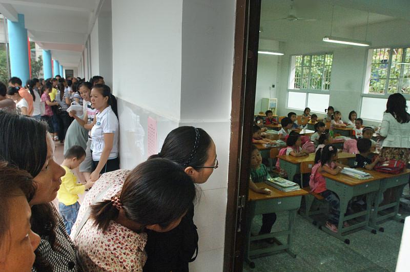 “孩子是送到学校去上学的，不是去学校当公主、少爷的。”就因为在家长群里说了这句大