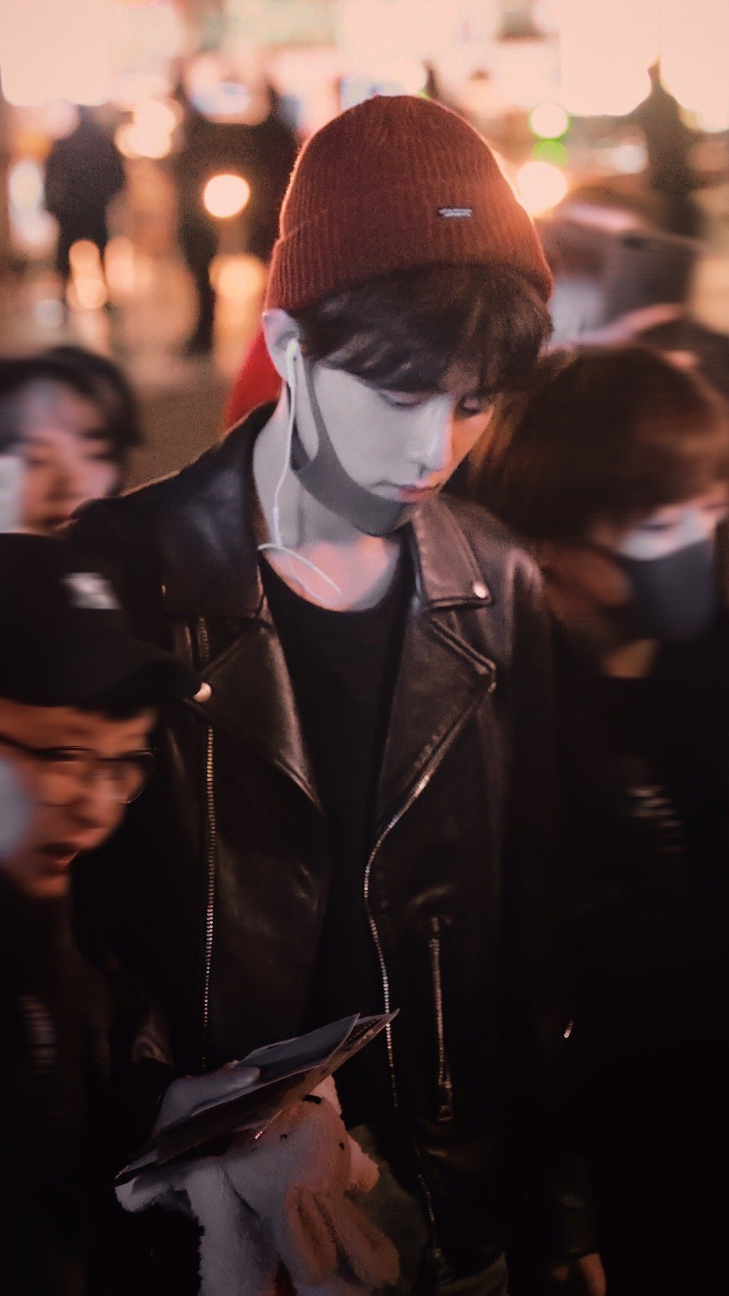 这颜绝绝子！皮衣+小红帽 私服太帅了！内娱男流量五官大赏肖战的藏海传真的太猛了