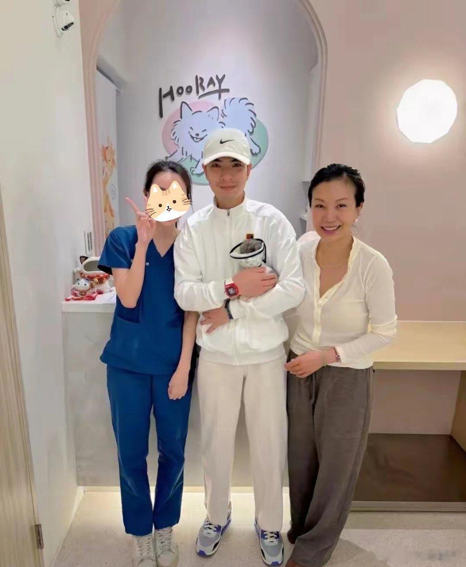 萧敬腾这宠妻属性真是藏不住啊！老婆去宠物医院给狗狗拔牙这种日常琐事，他都得亲自陪