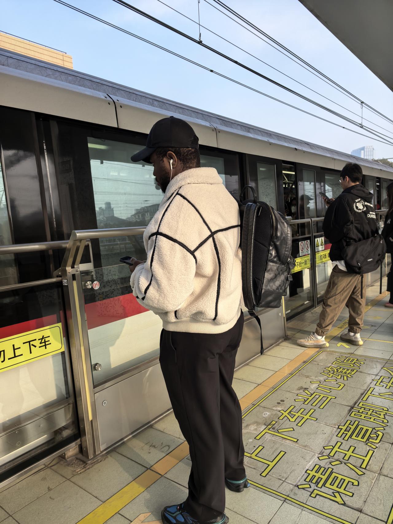 这个世界上，就沒有替別人可惜的事情，努力不替自己可惜就可以了。
你可惜别人没老婆