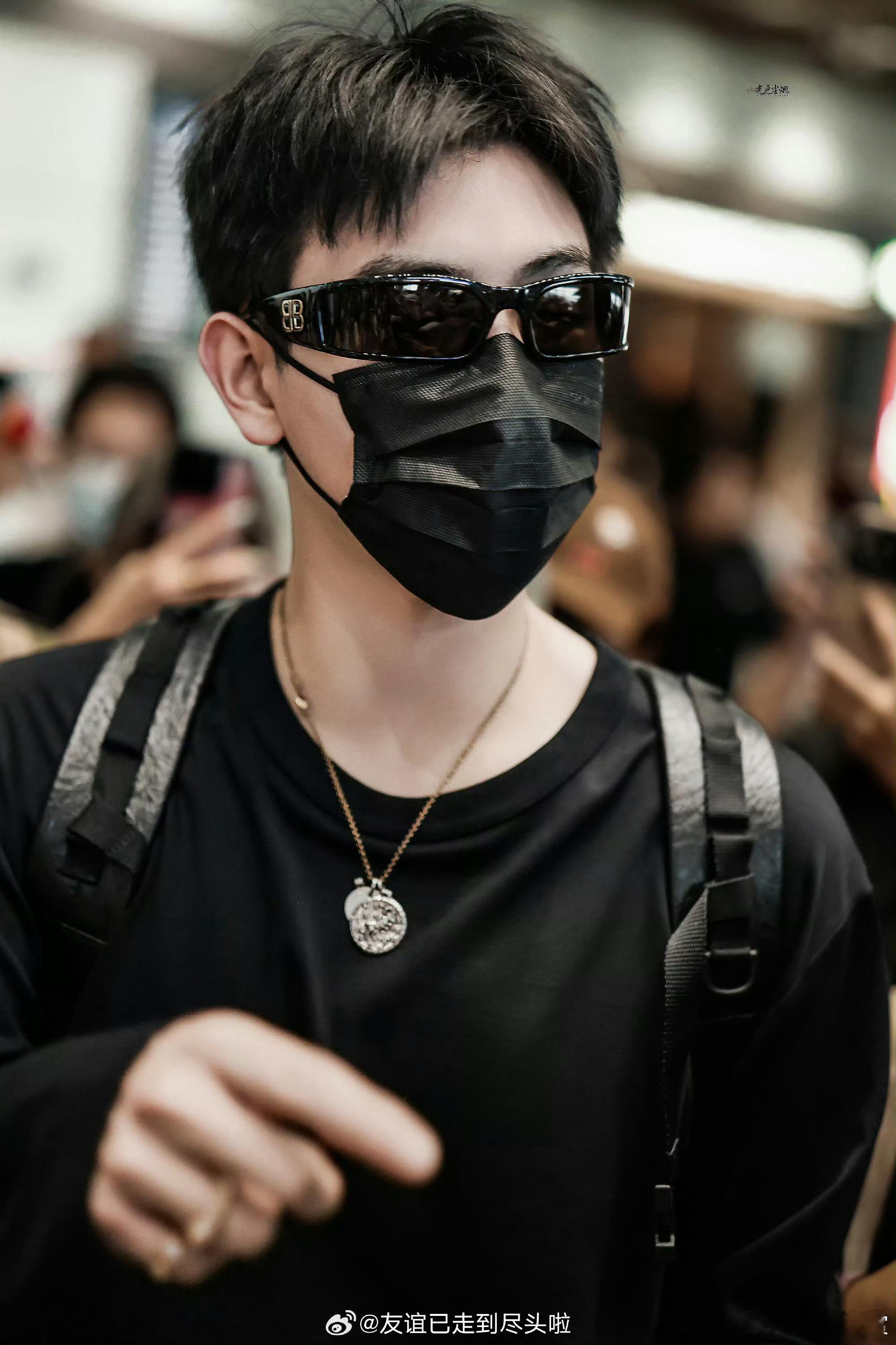 陈飞宇素颜帅成啥样了救命！陈飞宇这素颜帅得太犯规了吧。眼睛亮晶晶的，粉粉的一圈太