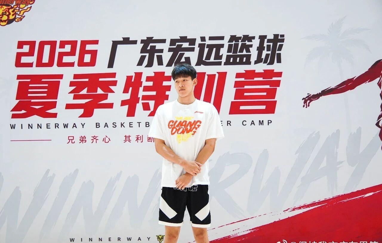 本期特训宏远男篮新生代后卫李文昊惊喜探营，他的到来瞬间点燃了现场气氛。他用亲身经