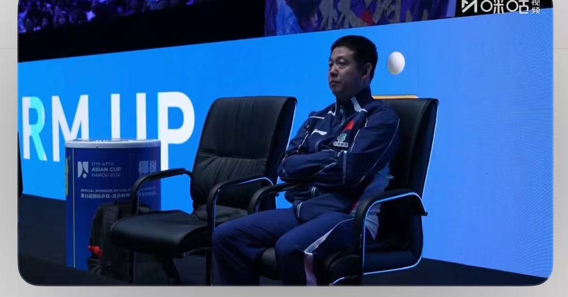 林诗栋场外王建军指导  王建军指导，对非主流打法特别敏感。尤其是直板横打的一些非