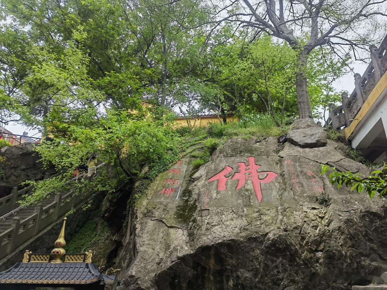 鹧鸪天·游冶父山
水净风清足洗尘，会心何必入空门。
一湾云海宜栖鹤，十里松涛好问
