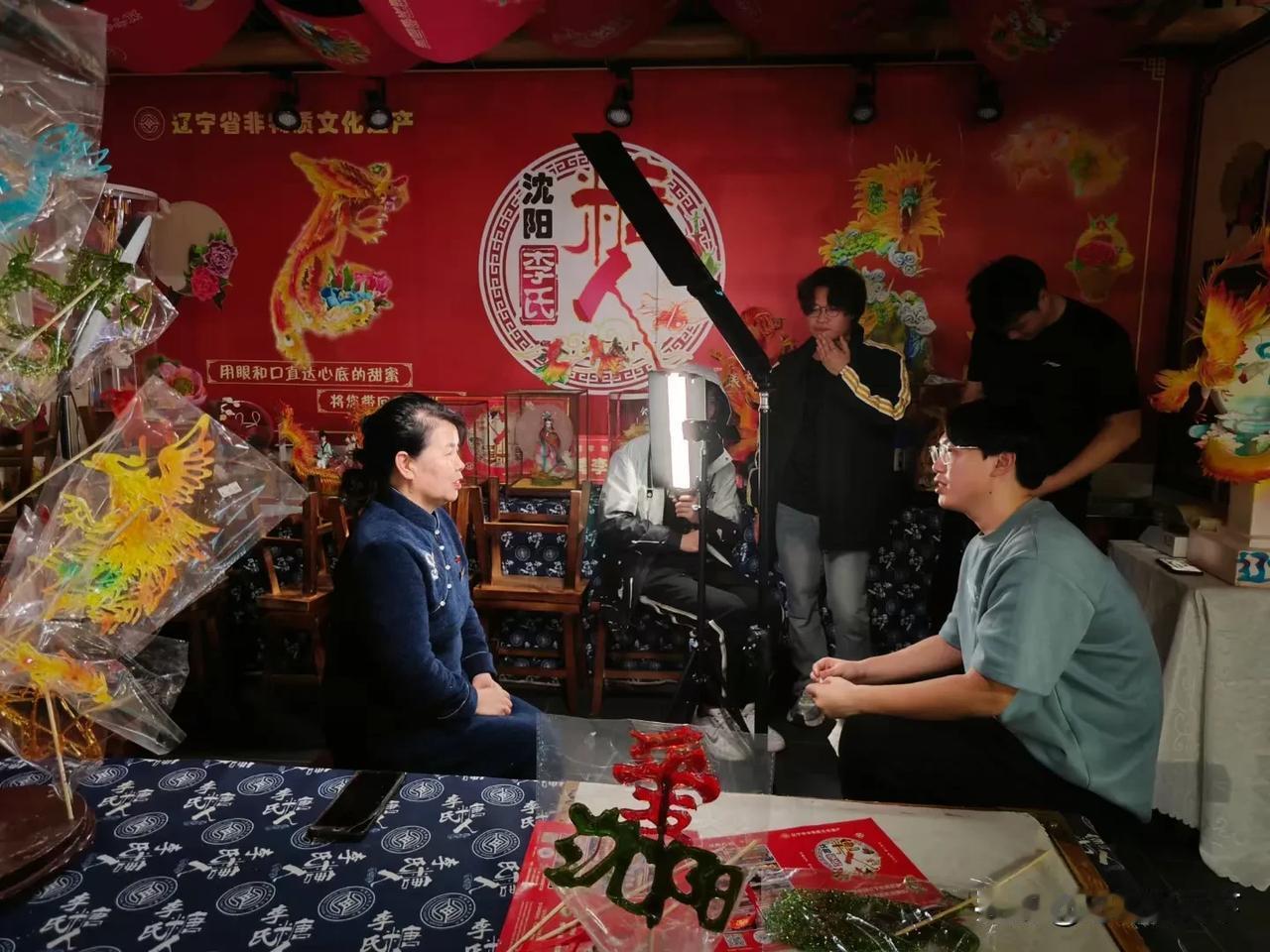 #秋日生活记录# 最近几天，糖人姐在沈阳方城中街展示窗口和01馆糖艺馆穿梭，看着