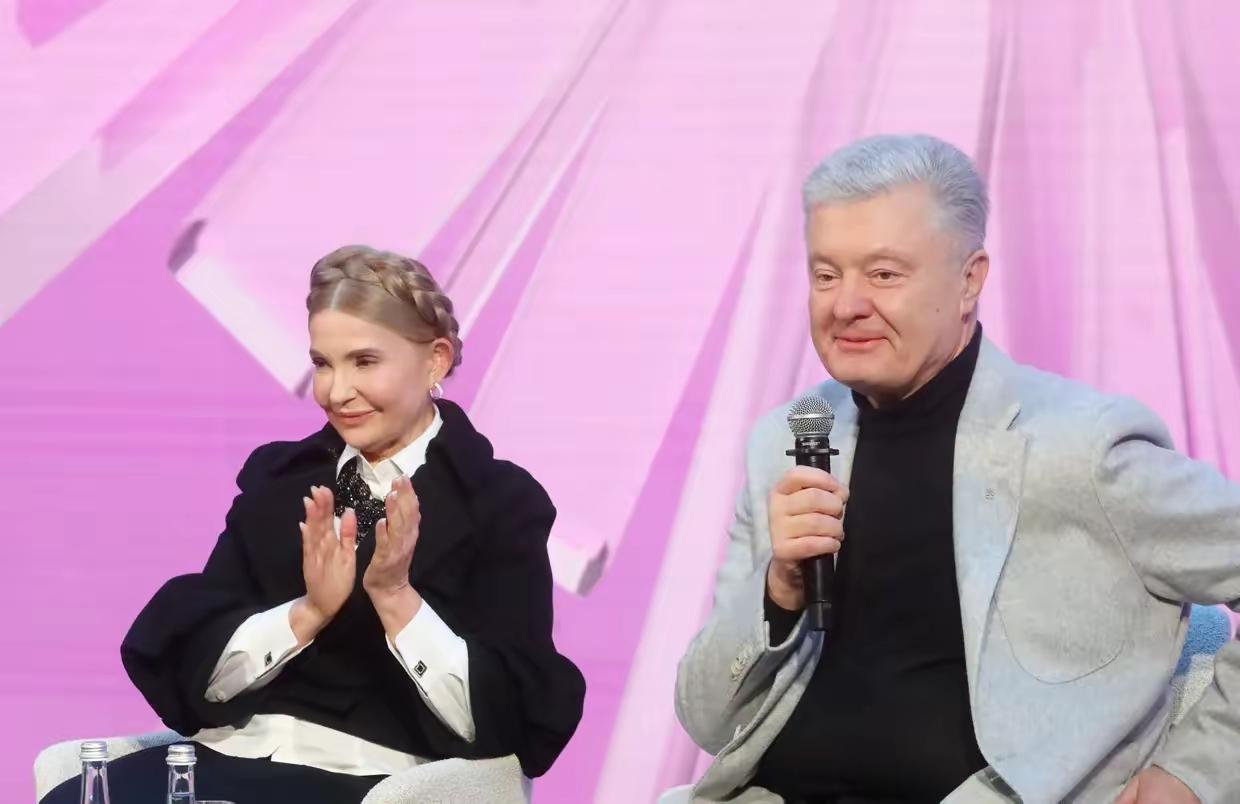 ​由于乌克兰国内的丑闻困扰着泽连斯基，泽连斯基这时候无法脱身，面临的国内民众大量