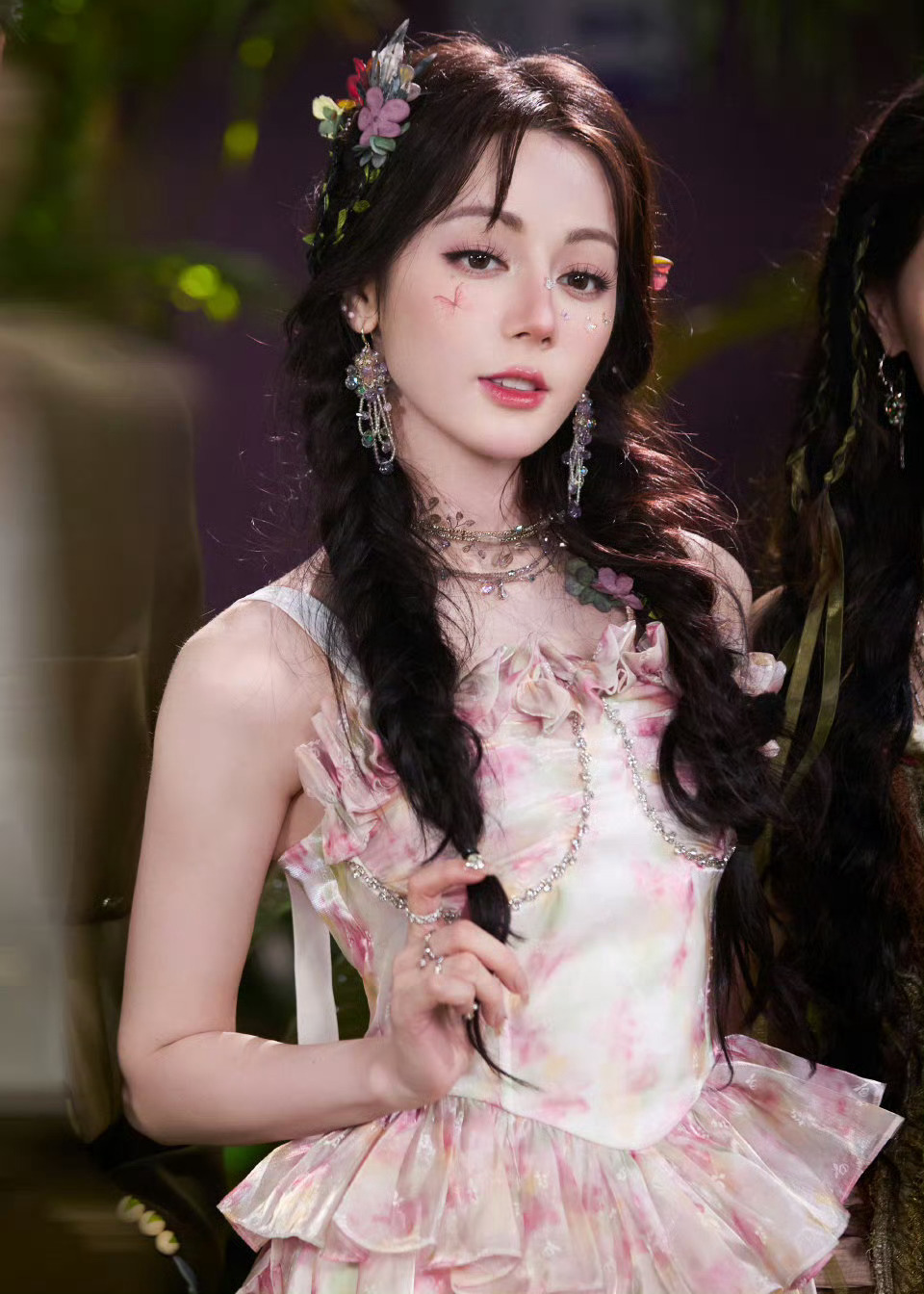 迪丽热巴路虎卫士全驭代言人迪丽热巴 我们生在红旗下，长在春风里。人民有信仰，国家