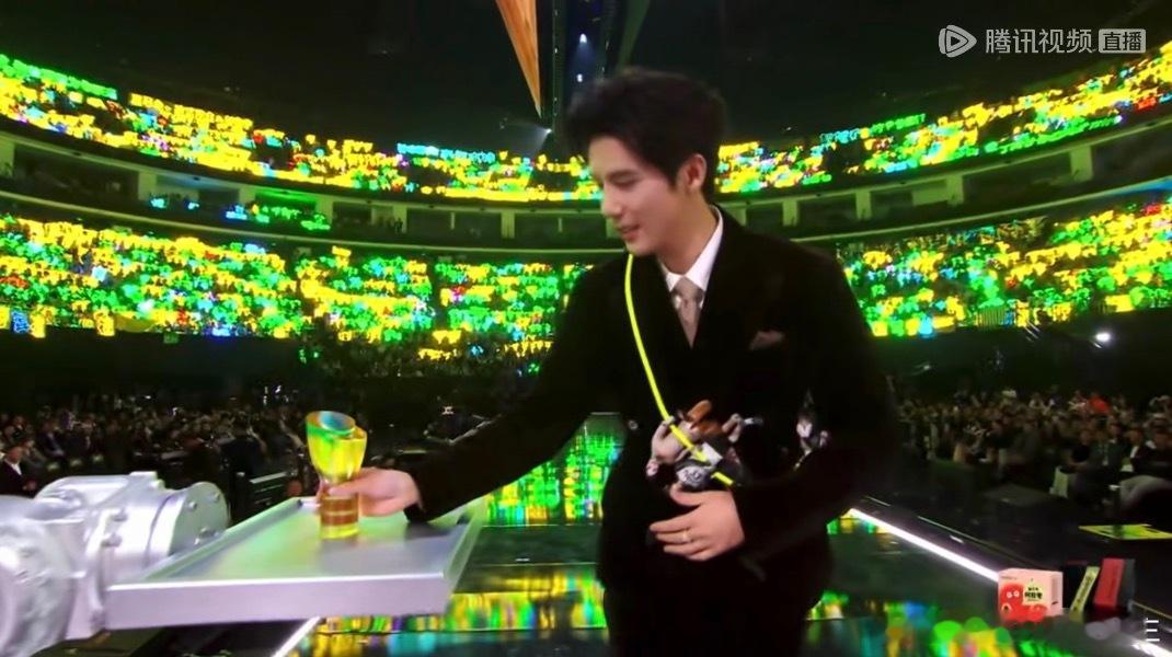 王安宇把出发团老鼠干全带在身上我们一家人就是要整整齐齐 