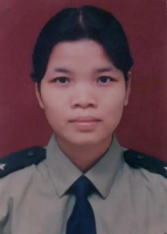 1997年，22岁的女警严婷正在值班，发现被关押的男毒贩竟自己撬开了锁，看见对方