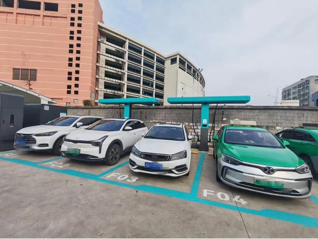 比亚迪闪充站建设速度之快，让某些换电方向的车企汗颜，比亚迪是中国自建充电站最多的