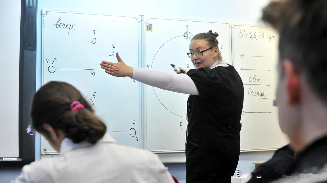俄罗斯四分之一的学校没有物理和化学老师。俄罗斯国家杜马预算和税收委员会成员奥克萨