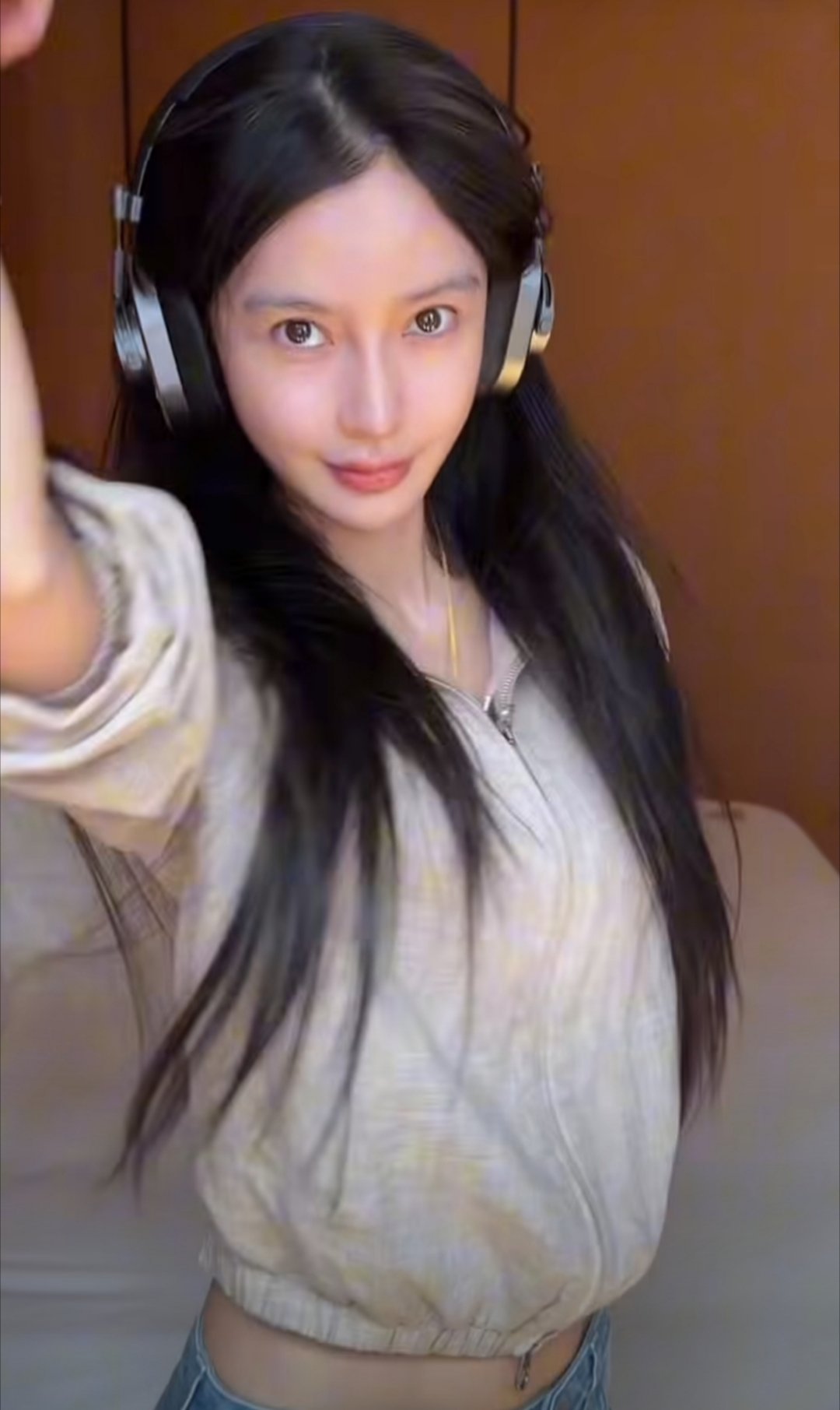 Angelababy素颜转场视频 某副主任Angelababy发文，“耳机一戴，