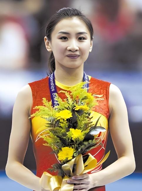2008年8月18日，19岁的何雯娜在北京奥运蹦床上一跃而起。中国蹦床首金到手。