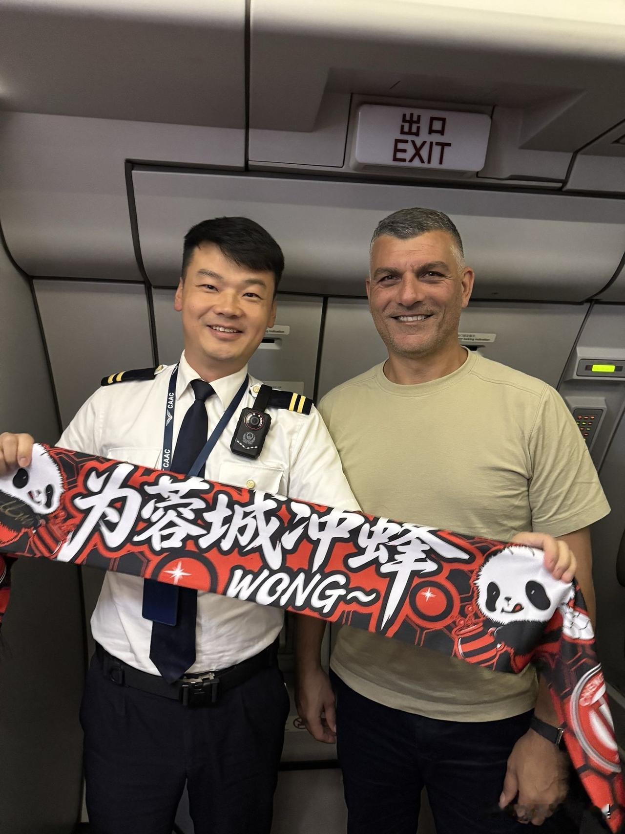 愉快的假期结束，归位战斗！
成都蓉城主教练约翰阿洛伊西结束一周的假期，已经从澳大