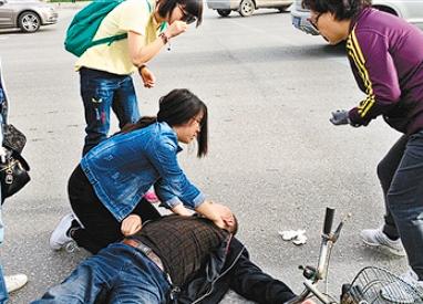 西安，女孩为救老人双膝跪地，不顾老人口吐白沫，对其进行人工呼吸，奈何老人还是没能