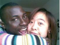 2002年，一个武汉女大学生被老师追问，是否跟黑人留学生发生过关系。女生羞愤不已