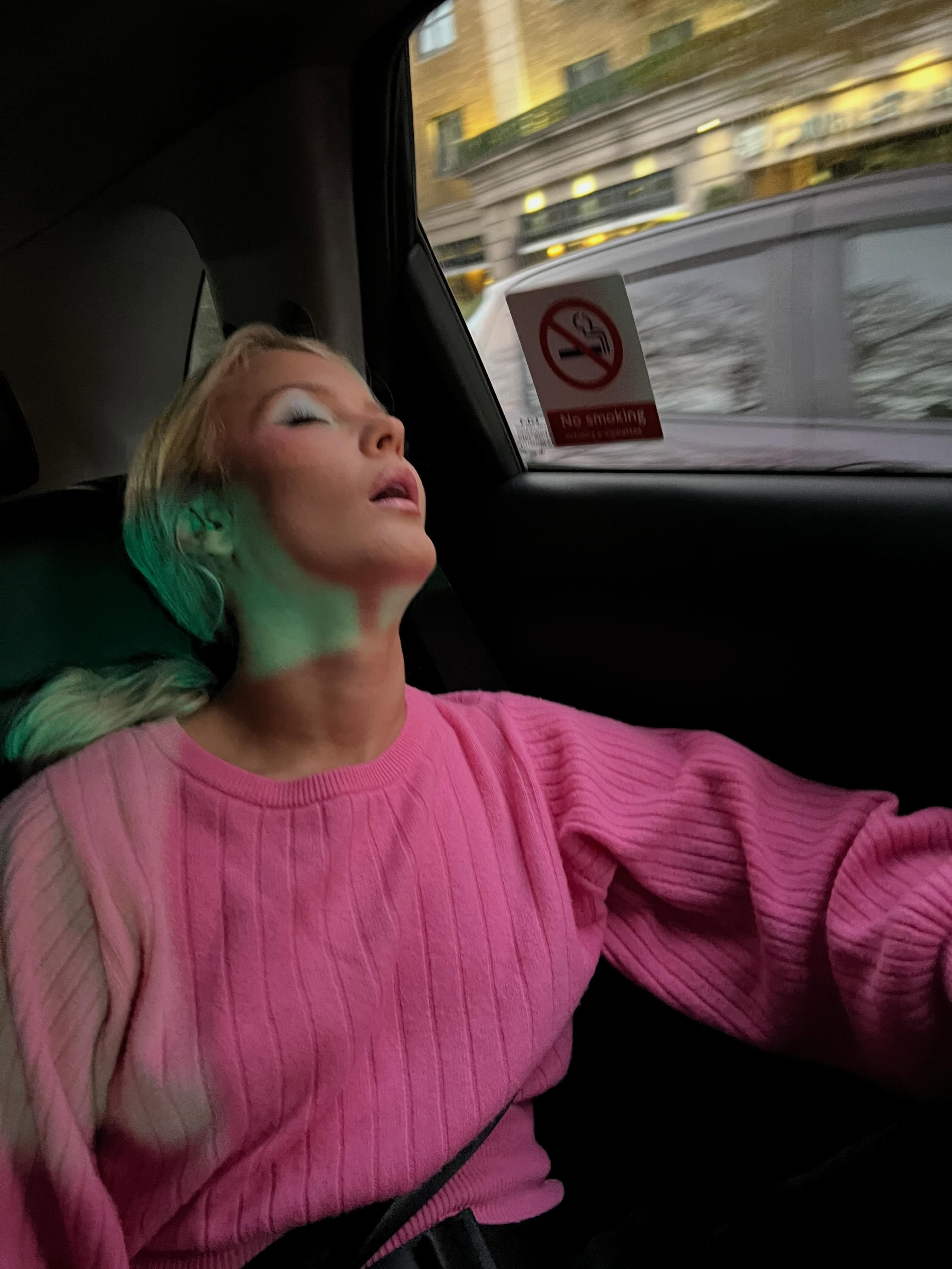 【娥夏困】Zara Larsson 晒随时随地犯困大小睡组图：