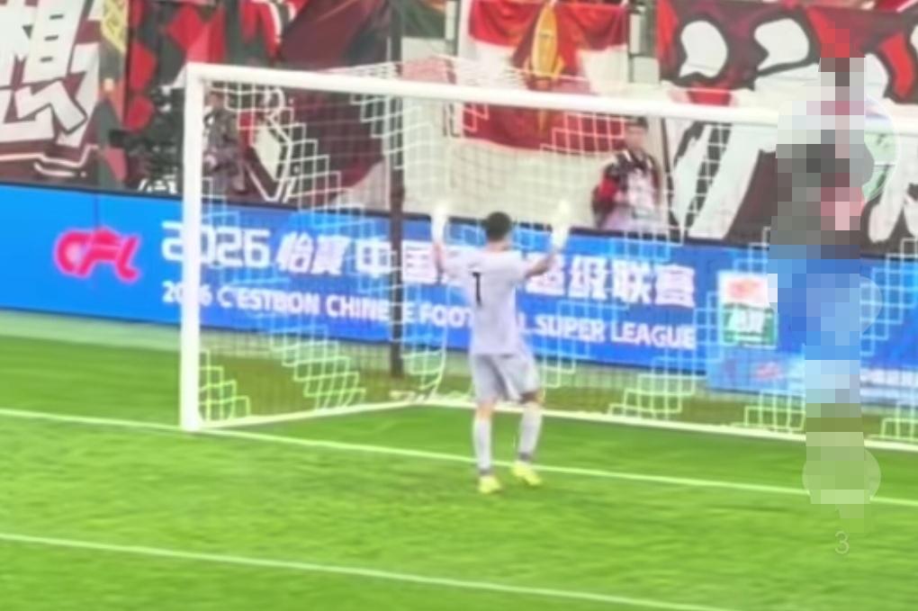 鲍亚雄和海港球迷互动！挥手致意！但有部分海港球迷好像有些不太友好！我认为竞技体育