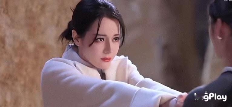 迪丽热巴演了爱你老己迪丽热巴新剧一人分饰二角，从预告片来看，演技还是很偶像剧，甚