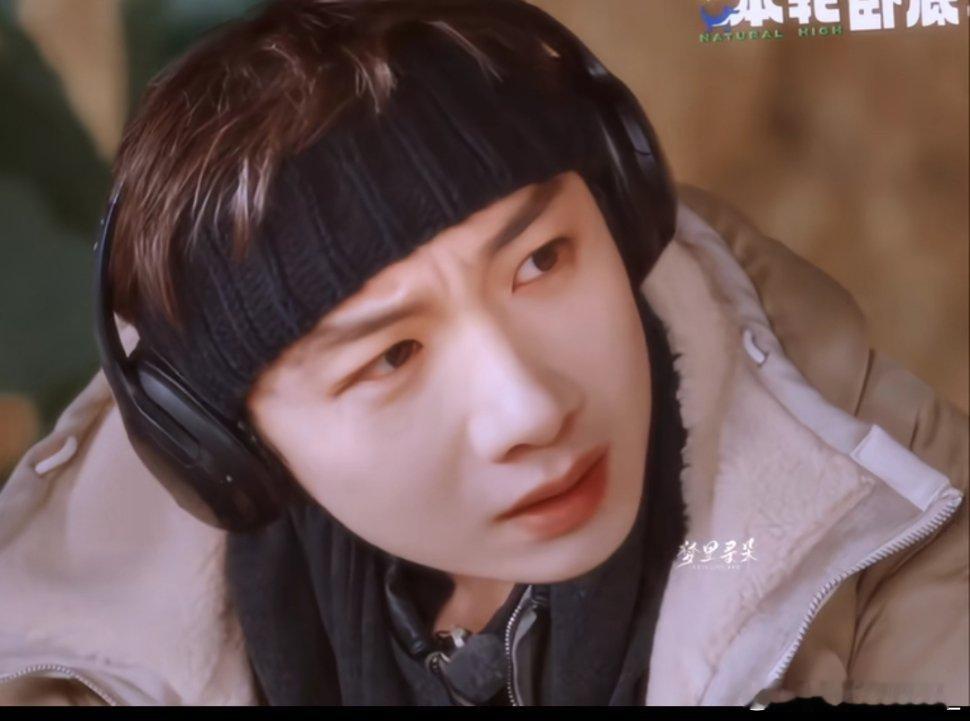 #白敬亭[超话]# 不儿，谁做的这个特效啊哈哈哈哈哈哈哈哈哈哈哈小白小白头变大！