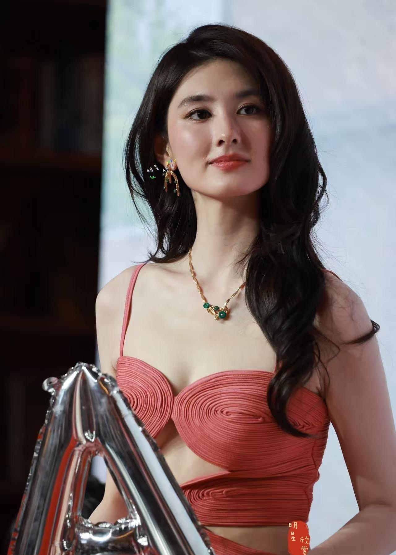 如果世界上有后悔药，
最先抢着吃的肯定是韩沛颖，
她千不该万不该，不该在直播时顺