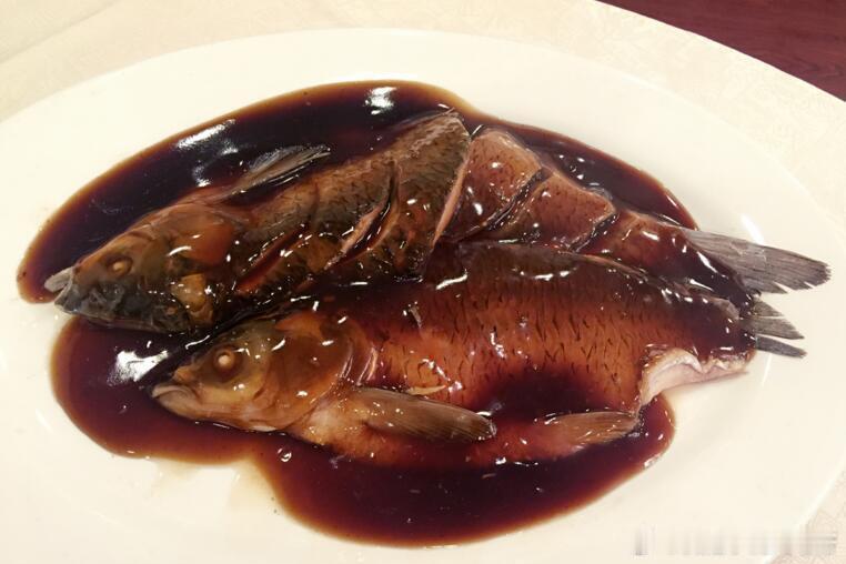 一直想吃但真吃到却很失望的食物西湖醋鱼想象中应该是酸甜适口毫无腥味的，有点像浇了