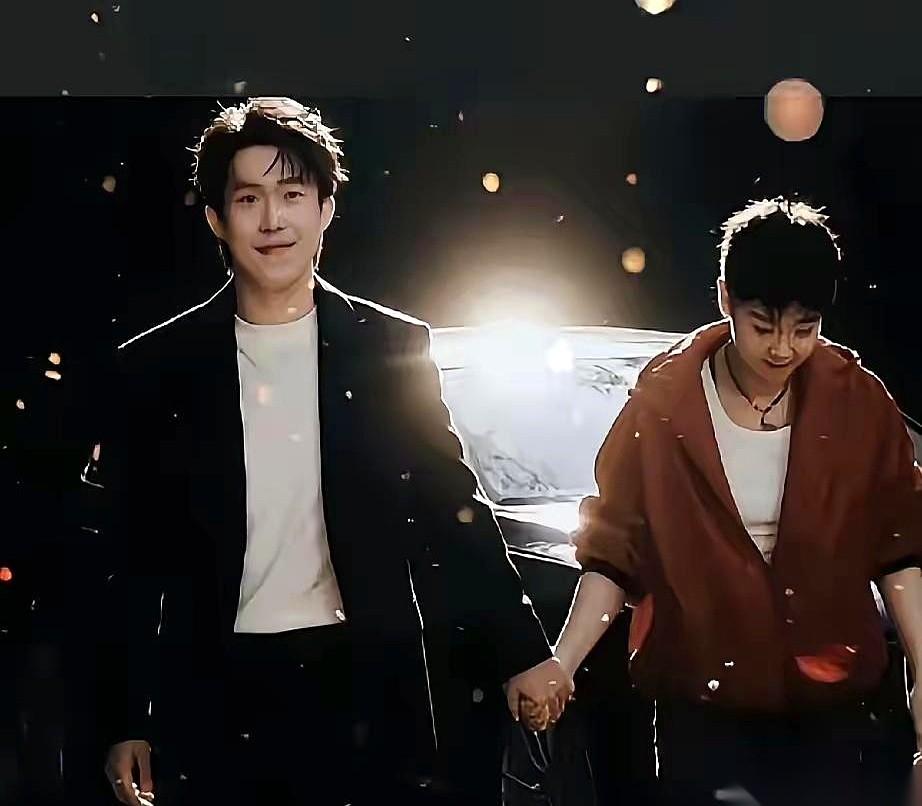 最顶级的“狗粮”，往往不是什么海誓山盟，就是这么一张普普通通的照片。
男的那个笑