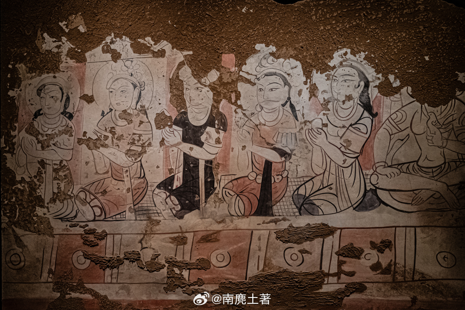 自古以来，西域就是一个神秘却无比吸引人的地方，似乎总是伴随着半遮面的美人和颇有异