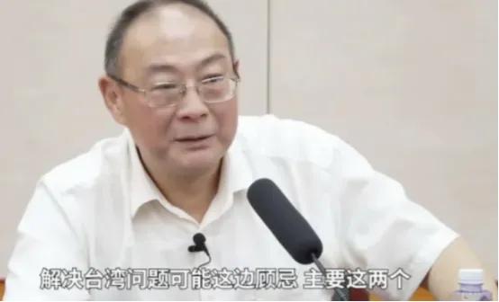 复旦大学教授沈逸说，精英们把子女和存款都押在美国，一旦中国科技追上，那张绿卡就贬