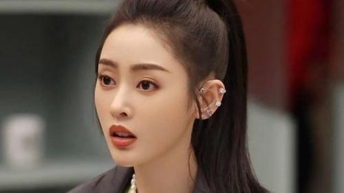 你知道吗？张天爱变样了！在《乘风2026》初见面直播中，她的亮相引发网友热议，不