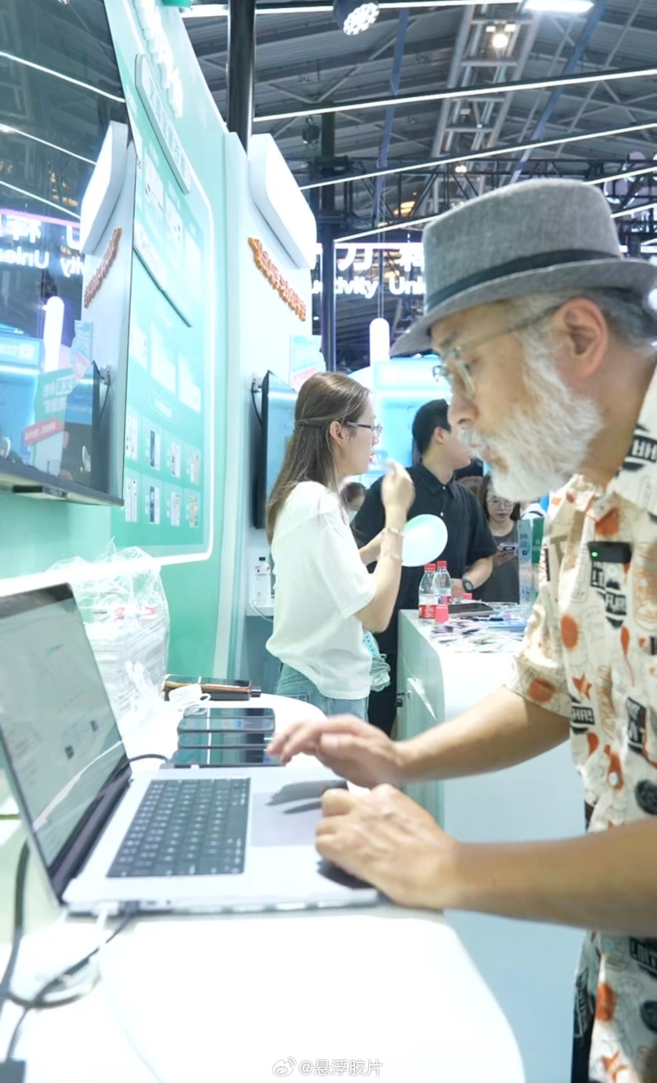 在上海WAIC被60岁爷叔秀了花甲大爷主动拥抱AI打破固有经验，面对复杂股市资讯