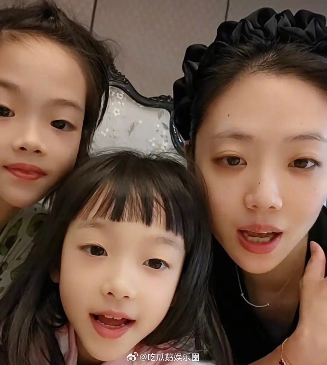 杨威送女儿超大labubu，8岁双胞胎小姐妹露脸，一个像杨云，一个像杨威，而且妹