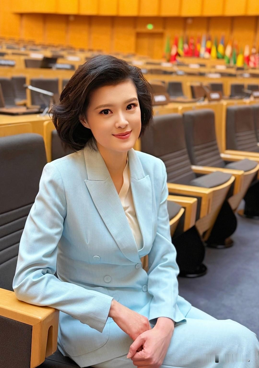 当年主持人大赛时我就喜欢她，形象好、气质佳，口齿伶俐，聪慧过人反应快，真是由内而