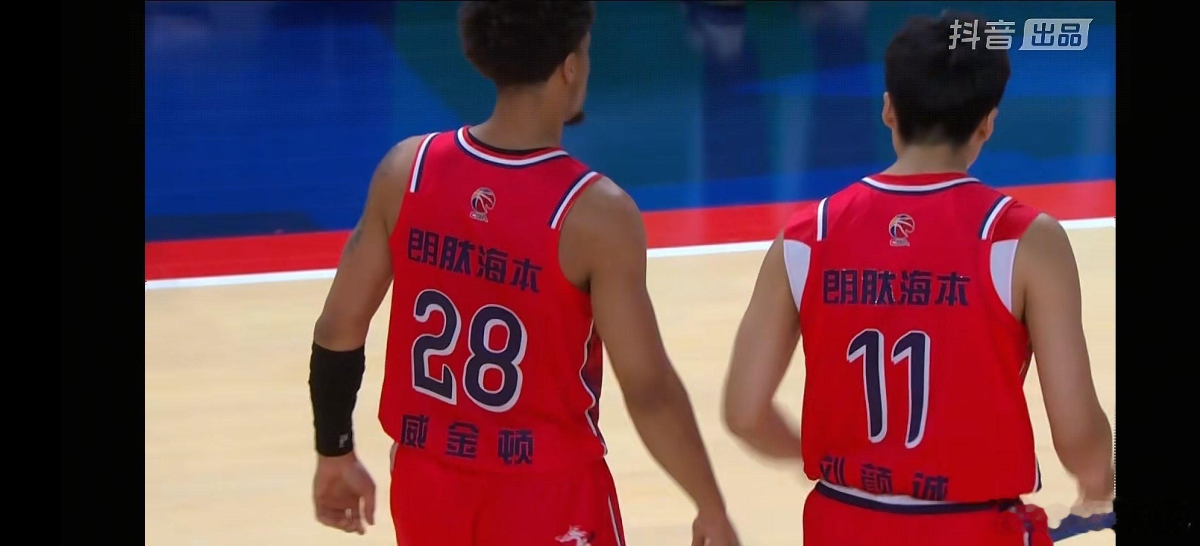 威金顿!!!  关键三分球。cbacba30年