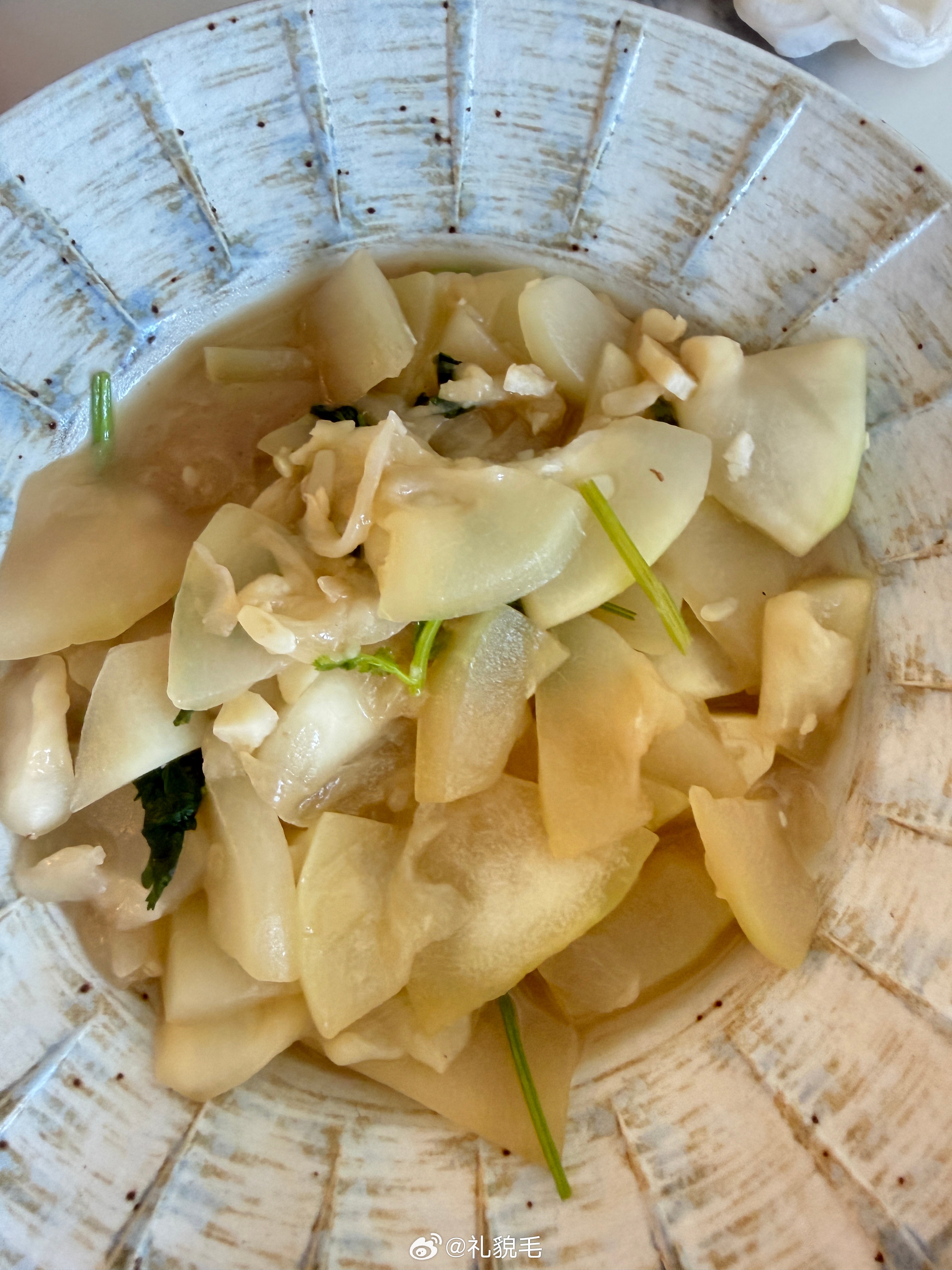 吃饭了豉油鸡用的是我买的天农清远鸡，皮Q肉韧，确实是清远鸡的口感，但有点腥不知道