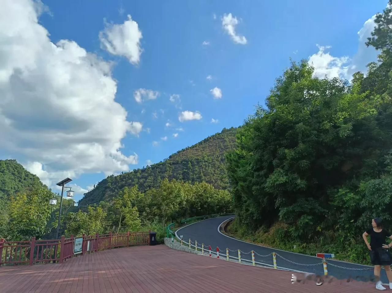 大雨天气切勿进山!尤其不能玩水!
       端午节第一天开始，浙江中北部包括