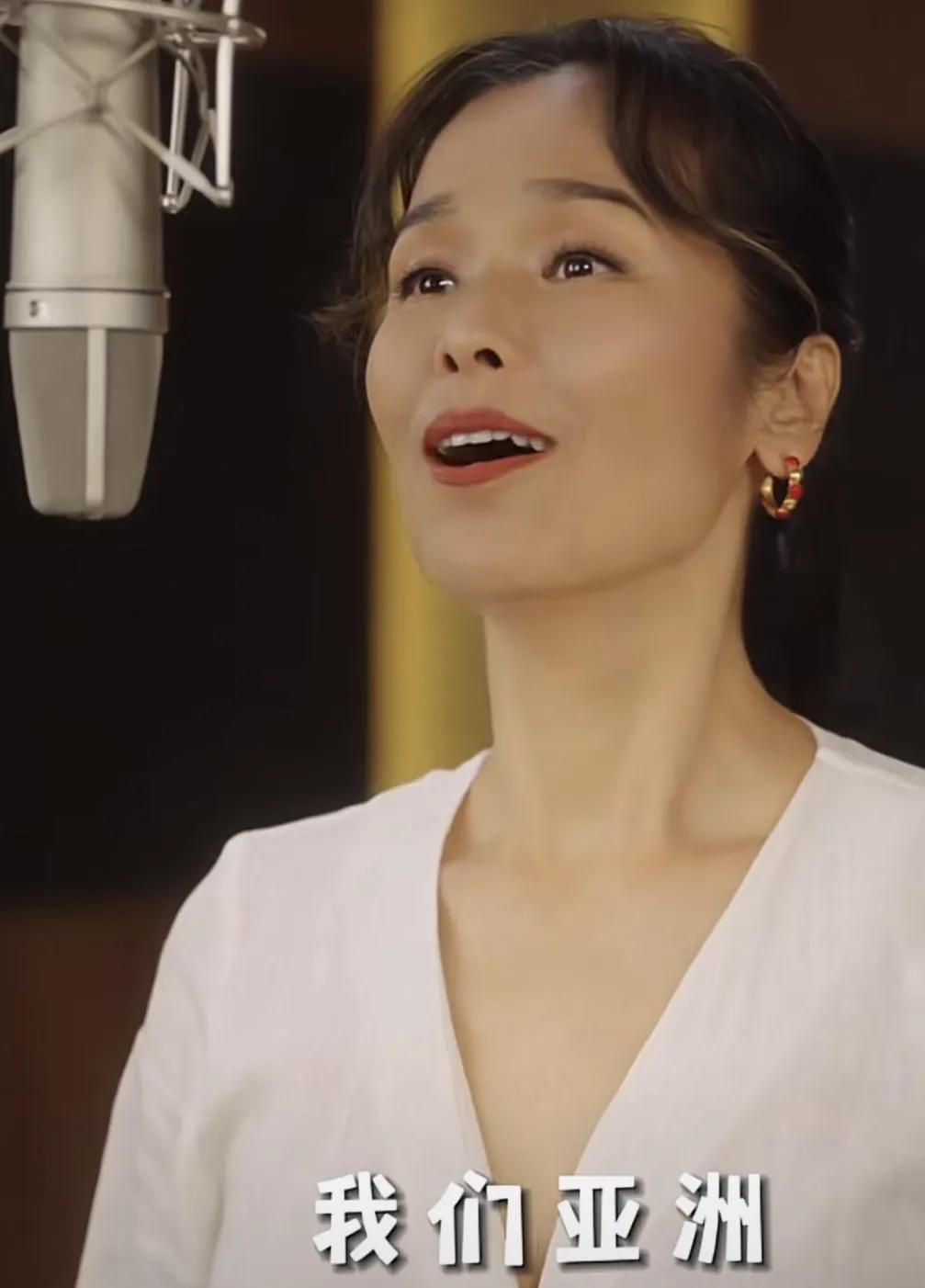 歌手韦唯，最新状况曝光！

9月21日，已经许久没有公开露面的韦唯，突然在社交平