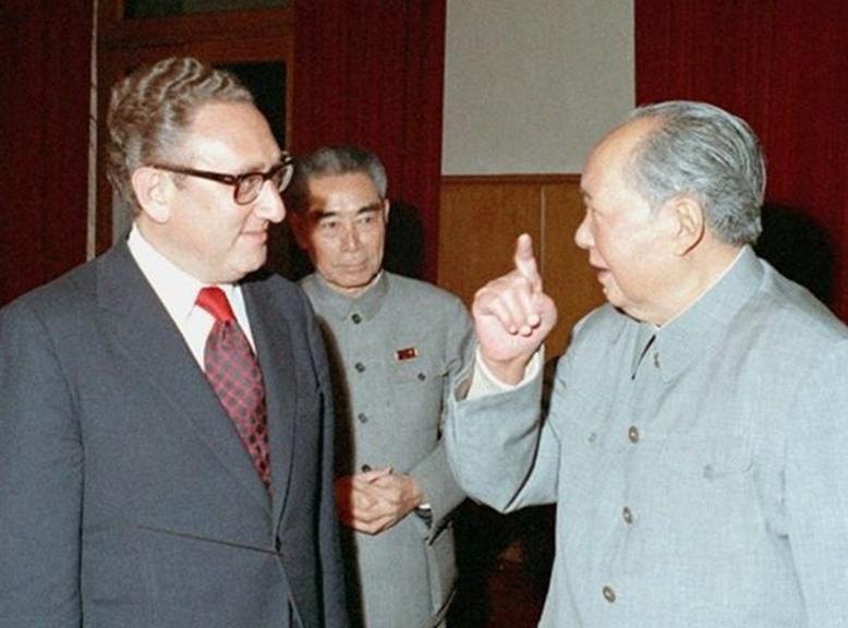 1975 年，基辛格最后一次面见毛主席，聊到台湾问题时，主席说出短短八个字，直接