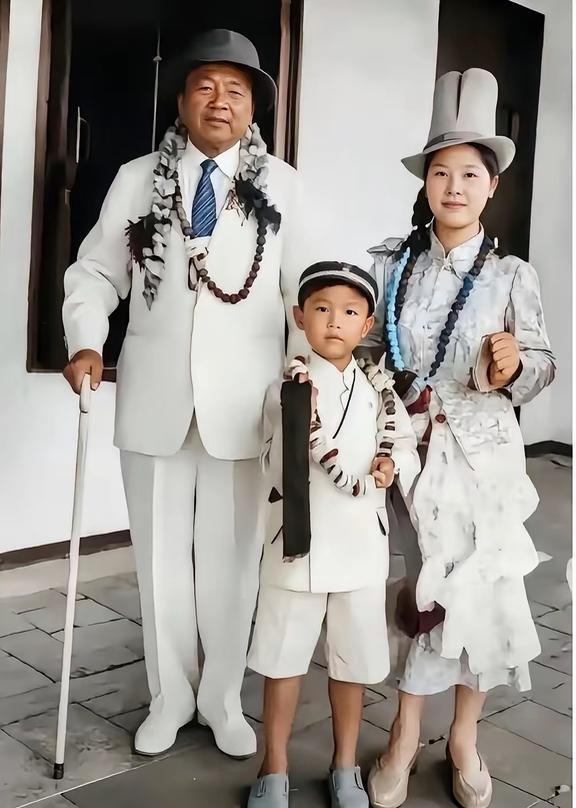 1937 年，夏威夷，杨虎城将军和家人的最后全家福。镜头下，杨虎城将军一身白色西