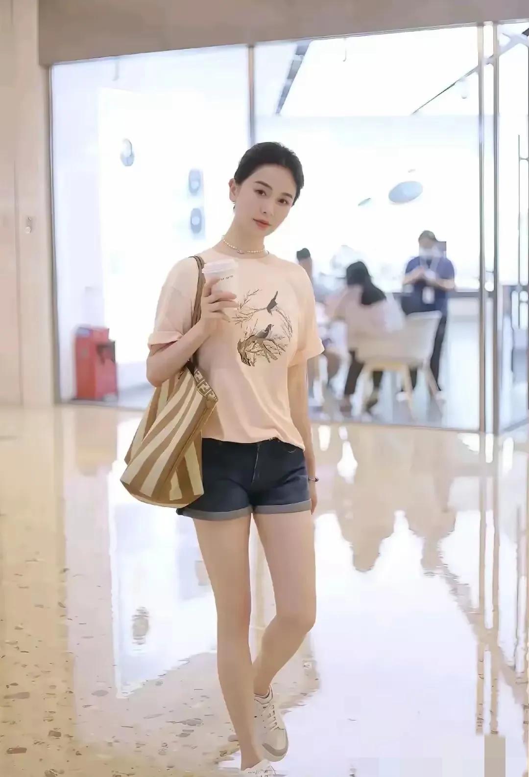 左小青最近露面，谁看了不夸大美人抗打！
 
快50岁的人，状态压根看不出年龄。皮