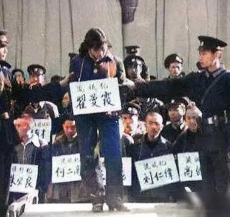 80年代骚扰他人能判多重80年代那会儿嘴欠围堵女生起哄，流氓罪能直接奔死刑，83