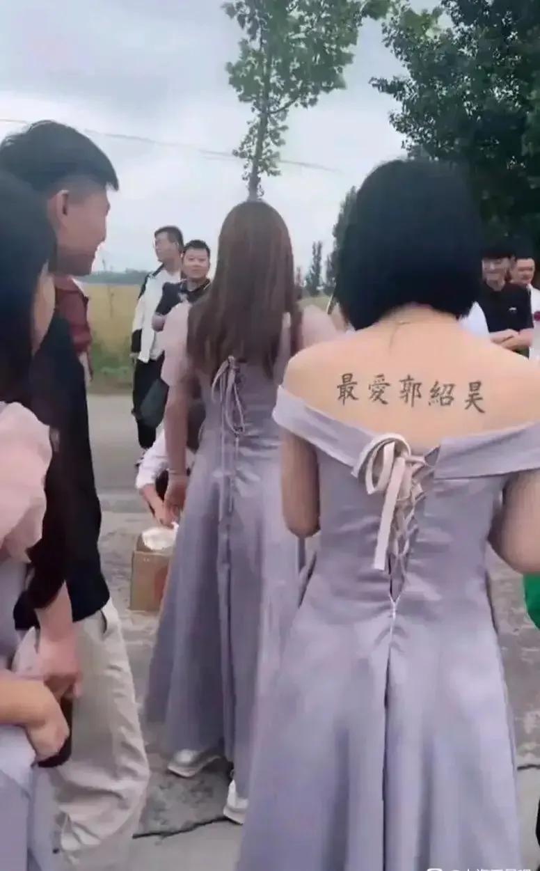 参加发小的婚礼看到的[不看][不看]
